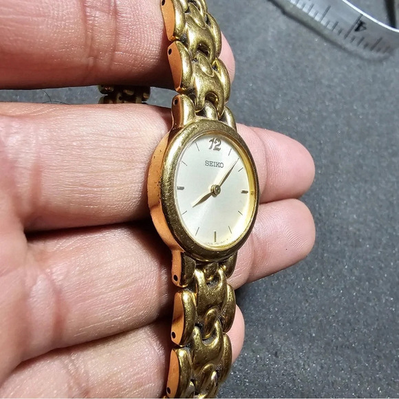 Seiko Ladies Quartz Cocktail Watch Gold Tone Working 7 Inch Bracelet V700-6389 - Picture 5 of 10